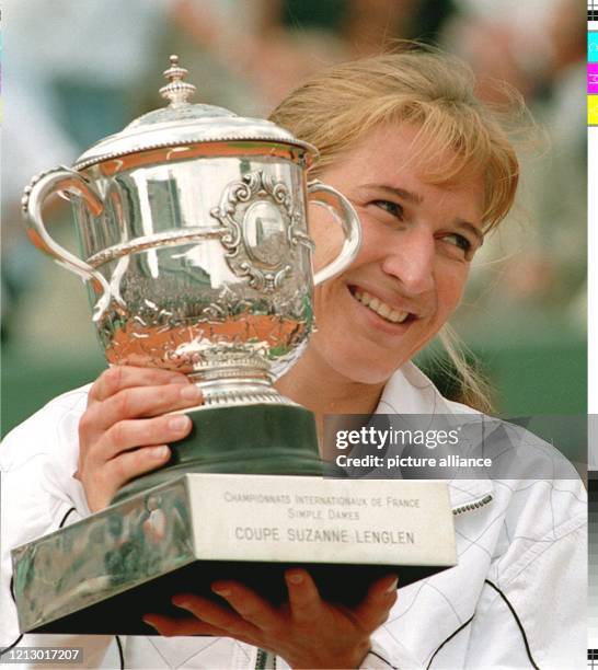 Steffi Graf päsentiert am nach dem Sieg bei den French Open den Pokal. Sie gewann das Finale gegen die Spanierien Arantxa Sanchez Vicario im Pariser...