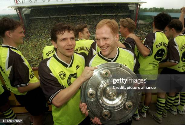 Stolz präsentieren die BVB-Stars Andreas Möller und Matthias Sammer bei der großen Fete am letzten Bundesliga-Spieltag die Meisterschale auf der...