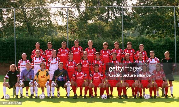 Der SC FREIBURG geht mit diesem Aufgebot in die 33. Saison der Fußball-Bundesliga 1995, 1996: Hinten v.l.n.r.: Sundermann, Heidenreich, Borodjuk,...