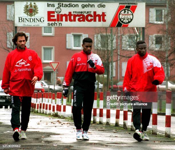 Die drei Spieler des Fußball-Bundesligisten Eintracht Frankfurt Maurizio Gaudino, Augustine "Jay-Jay" Okocha und Anthony Yeboah sind am vom...