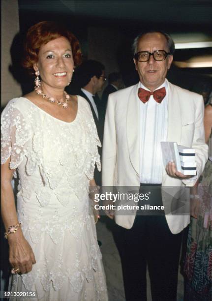 Der österreichische Schriftsteller und Bestsellerautor , Johannes Mario Simmel, am mit seiner Frau Helena in Monte Carlo. Seine rund 35 Romane und...