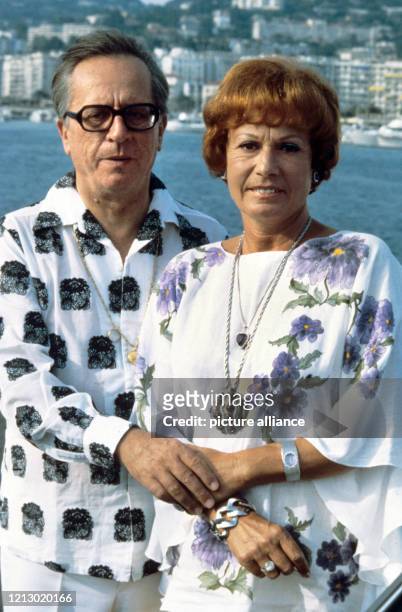 Der österreichische Schriftsteller und Bestsellerautor , Johannes Mario Simmel, im Juli 1978 mit seiner Frau Helena in Cannes. Seine rund 35 Romane...