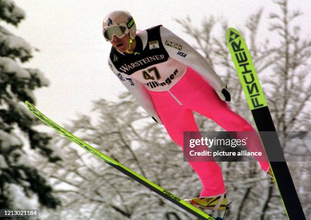 Der Japaner Noriaki Kasai bei seinem Sprung am von der Großen Mühlenkopf-Schanze in Willingen im Sauerland. Beim 19. Weltcup-Skispringen der Saison...