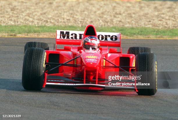 Der deutsche Formel 1-Pilot Michael Schumacher fährt am 8.1.1997 im italienischen Fiorano bei Modena zum ersten Mal nach der offiziellen Vorstellung...