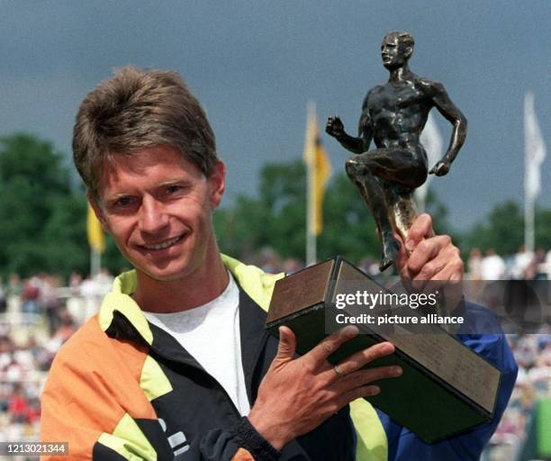 Der 38jährige Geher Hartwig Gauder aus Erfurt präsentiert am 11.7.1993 den Rudolf-Harbig-Gedächtnispreis, den er am Rande der deutschen...