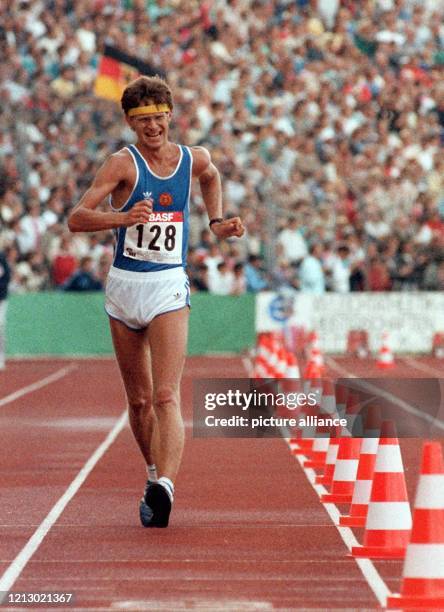 Der Erfurter Geher Hartwig Gauder erreicht am 31.8.1986 bei der Leichtathletik-EM in Stuttgart unangefochten das Ziel des 50-km-Wettbewerbes und wird...