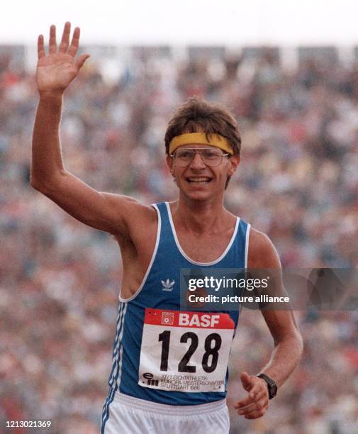 Der Erfurter Geher Hartwig Gauder durchläuft am 31.8.1986 bei der Leichtathletik-EM in Stuttgart winkend das Ziel des 50-km-Wettbewerbes und wird...
