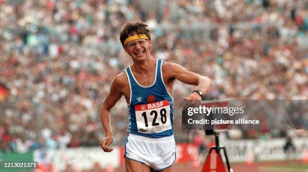 Der Erfurter Geher Hartwig Gauder erreicht am 31.8.1986 bei der Leichtathletik-EM in Stuttgart glücklich und erschöpft das Ziel des...