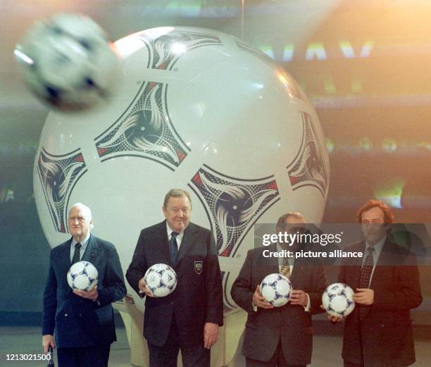 Joao Havelange , der brasilianische Präsident des Weltfußballverbandes , Lennart Johansson , der schwedische Präsident der Europäischen Fußball-Union...