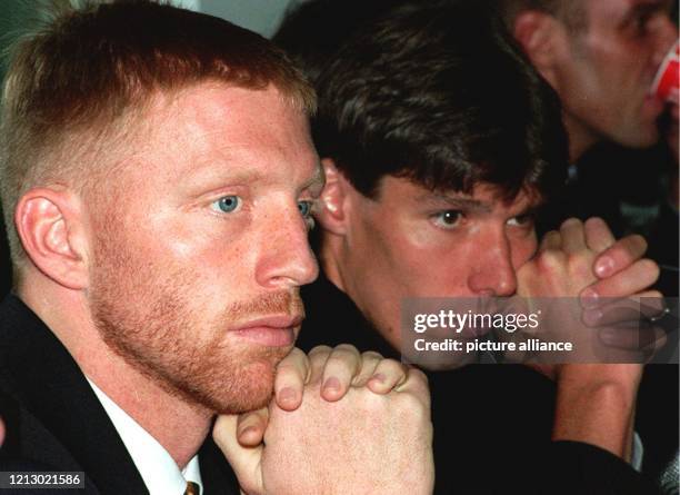 Boris Becker und Michael Stich verfolgen am 30.3.1995 im Utrechter Rathaus aufmerksam die Auslosung zum Davis-Cup-Spiel Holland gegen Deutschland ,...