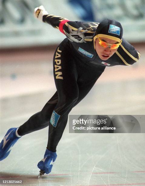 Der japanische Eisschnelläufer Hiroyuki Noake jagt am in der Berliner Eishalle im 1500-m-Weltcuprennen der Männer über die Strecke. Er belegt am Ende...
