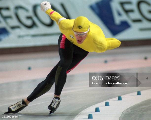 Der kanadische Eisschnelläufer Neal Marschall jagt am in der Berliner Eishalle im 1500-m-Weltcuprennen der Männer über die Strecke. Er gehört am Ende...