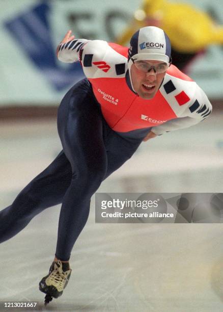 Der niederländische Eisschnelläufer Martin Hersman jagt am in der Berliner Eishalle im 1500-m-Weltcuprennen der Männer über die Strecke. Er belegt in...