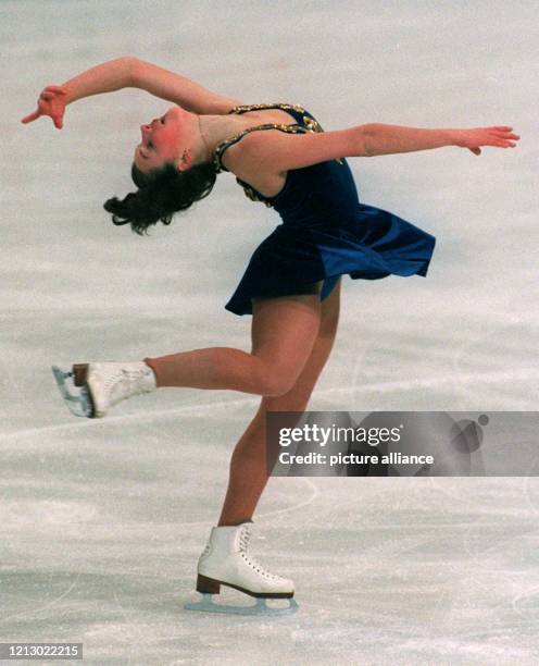 Die Russin Irina Slutskaja in Aktion am 24.01.97 im Kurzprogramm der Damen bei den Eiskunstlauf-Europameisterschaften im Palais Omnisport in Paris....