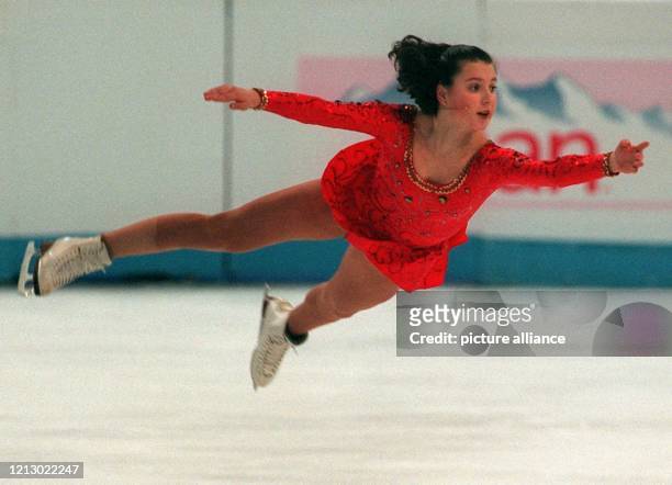 Die 17jährige Russin Irina Slutskaja in Aktion am 25.01.97 bei einem Butterfly in der Kür der Damen bei den Eiskunstlauf-Europameisterschaften im...