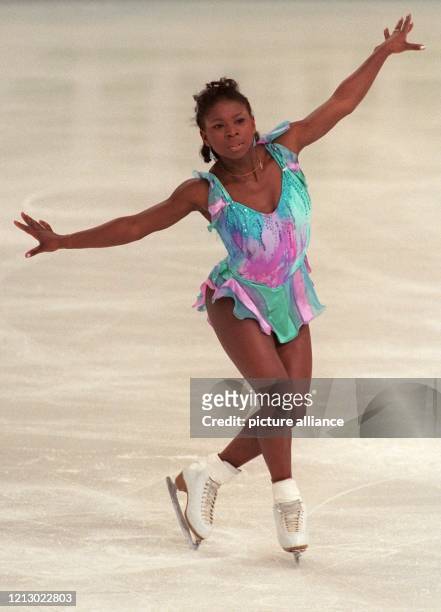 Die Französin Surya Bonaly in Aktion am 24.01.97 im Kurzprogramm der Damen bei den Eiskunstlauf-Europameisterschaften im Palais Omnisport in Paris....