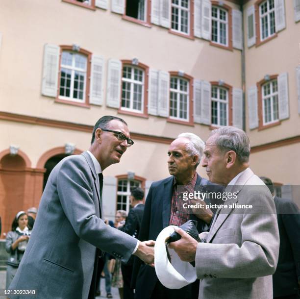 Graf Lennart Bernadotte, Professor Severo Ochoa und Professor Otto Hahn beim Treffen der Nobelpreisträger auf der Insel Mainau im Jahr 1963. Foto:...