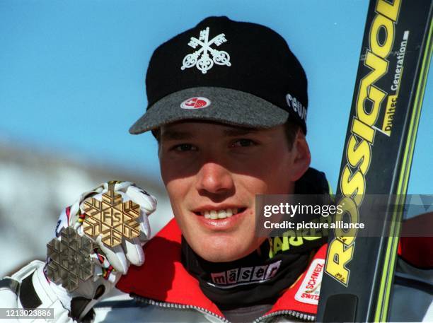 Der 24jährige Schweizer Bruno Kernen zeigt am bei den alpinen Ski-Weltmeisterschaften im italienischen Sestriere seine Gold- und Silbermedaille. Nach...