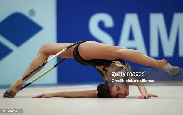 Die russische Gymnastin Natalja Lipkowskaja turnt am 26.10.97 bei den 21.Weltmeisterschaften in der Rhythmischen Sportgymnastik in der Berliner...