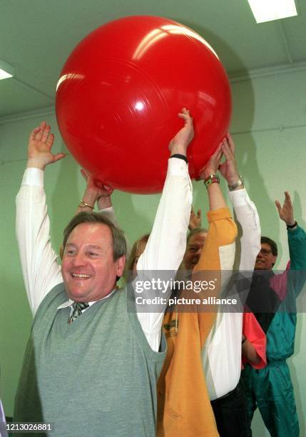 An der Rücken-Gymnastik beteiligt sich am 17.3.97 der rheinland-pfälzische Innenminister Walter Zuber im Sportraum seines Ministeriums. Die...