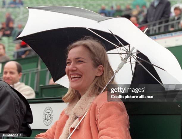 Jessica Stich, Ehefrau von Wimbledon-Sieger Michael Stich, lachend und gut beschirmt am 5.5.1997 während des Auftaktspiels ihres Mannes beim...