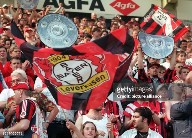 Die Leverkusener Fans sind am 17.5.1997 im heimischen Ulrich-Haberland-Stadion im Jubel und voller Zuversicht nach dem 3:0-Sieg von Bayer Leverkusen...