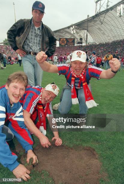 Fans des FC Bayern München reißen am 24.5.1997 im Freudentaumel darüber, daß ihr Verein den Deutschen Fußballmeistertitel gewonnen hat, ganze...