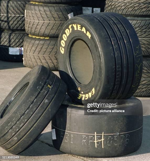 Goodyear-Reifen liegen am im Fahrerlager der A1-Rennstrecke von Zeltweg . Es sind die neuen, profilierten Reifen für die nächste Formel 1-Saison:...