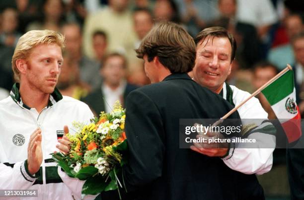 Applaus von Boris Becker und eine Umarmung von Teamchef Niki Pilic für Michael Stich am 20.9.1997 in Essen. Stich wurde für seine Verdienste für das...