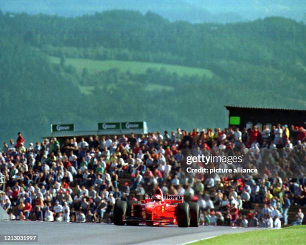 Der deutsche Formel 1-Pilot Michael Schumacher rast am 18.9.1997 im ersten Trainings zum Großen Preis von Österreich auf der neuen Rennstrecke...