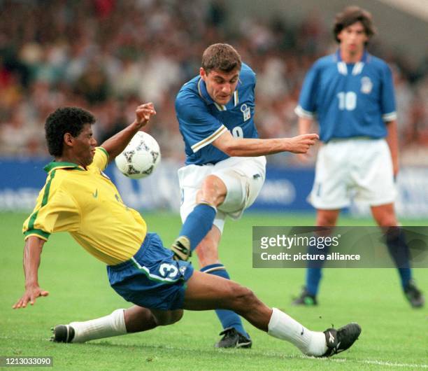 Der italienische Mittelfeldspieler Diego Fuser schießt, und der brasilianische Abwehrspieler Aldair wirft sich in den Schuß am 8.6.1997 im Stade...