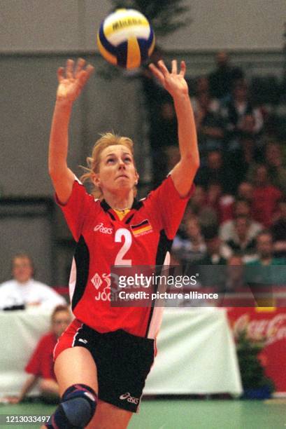 Die deutsche Volleyball-Nationalspielerin Beatrice Dömeland ist am 7.1.1999 beim Bremer Länderturnier im Spiel gegen Polen in Aktion. Die 1,80 m...
