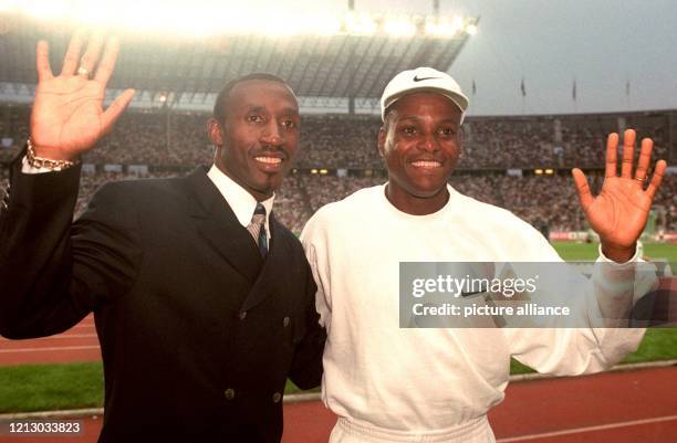 Der britische Sprinter Linford Christie und US-Leichtathletik-Star Carl Lewis winken am 26.8.1997 beim Internationalen Stadionfest der Leichtathleten...