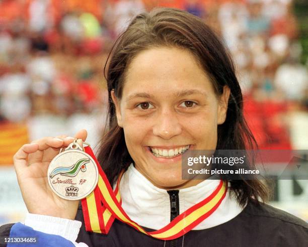 Die Hamburgerin Sandra Völker zeigt am 24.8.1997 im San Pablo-Pool in Sevilla lachend ihre Silbermedaille, die sie bei den...