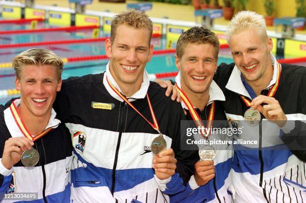 Thomas Rupprath, Christian Tröger, Ralf Braun und Jens Kruppa präsentieren am 24.8.1997 im San Pablo-Pool von Sevilla stolz die Silbermedaillen, die...