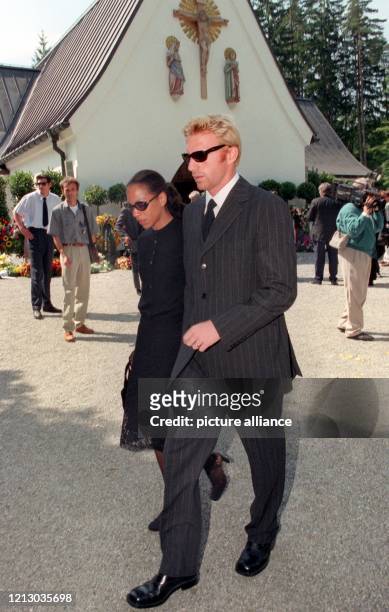 Mit Sonnenbrille verlassen am 22.8.1997 Boris Becker und seine Frau Barbara die Aussegnungsalle auf dem Grünwalder Waldfriedhof in München, wo der am...
