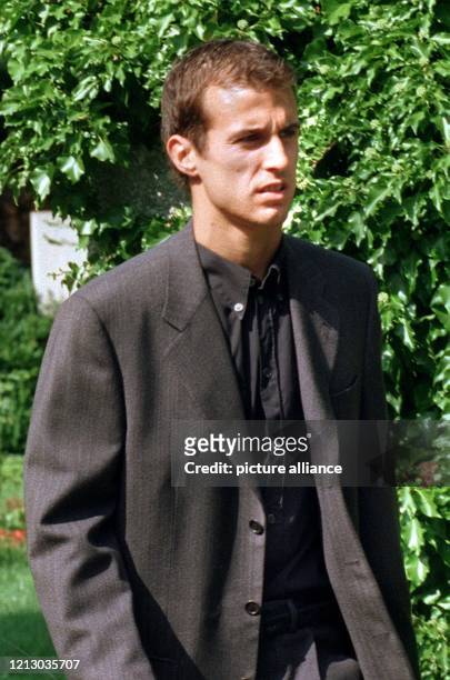 Mehmet Scholl, Mittelfeldspieler beim FC Bayern München, verlässt am 22.8.1997 nach der Trauerfeier für seinen Berater Axel Meyer-Wölden den...