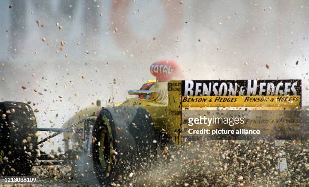 Der deutsche Formel 1-Fahrer Ralf Schumacher rutscht am 9.8.1997 beim Training zum Großen Preis von Ungarn auf dem Hungaroring in Budapest nach einem...