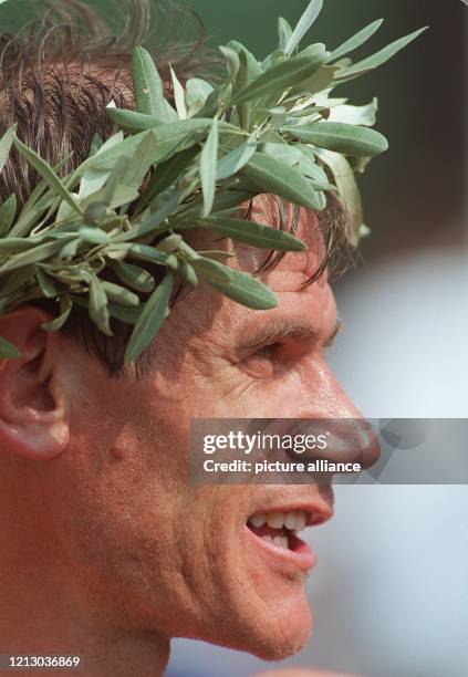 Er wirkt wie ein Sieger aus der Antike: Die Spanier Abel Anton posiert am 10.8.1997 am Athener Panathinaikon-Stadion mit einem Siegerkranz aus...