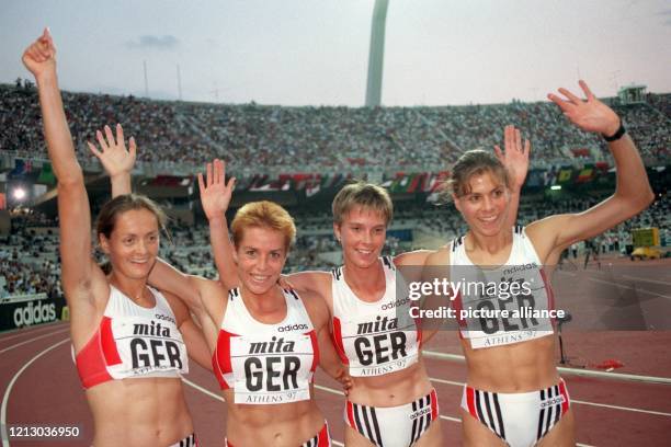 Die deutsche 4mal 400-m-Staffel der Frauen mit Uta Rohländer, Grit Breuer, Anja Rücker und Anke Feller jubelt und winkt am 10.8.1997 im Athener...