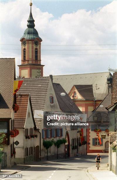 Merdingen grüßt Jan Ullrich, steht am 27.7.1997 auf einem Transparent, das quer über einer Straße des südbadischen Dorfes Merdingen hängt. Hier lebt...