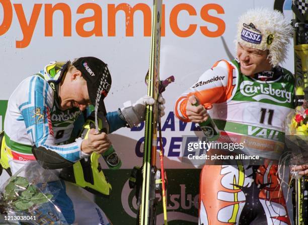 Ausgelassen sprühen der Finne Kalle Palander und der Österreicher Christian Mayer am auf dem Siegerpodest in Vail/Colorado mit Bier. Palander wurde...