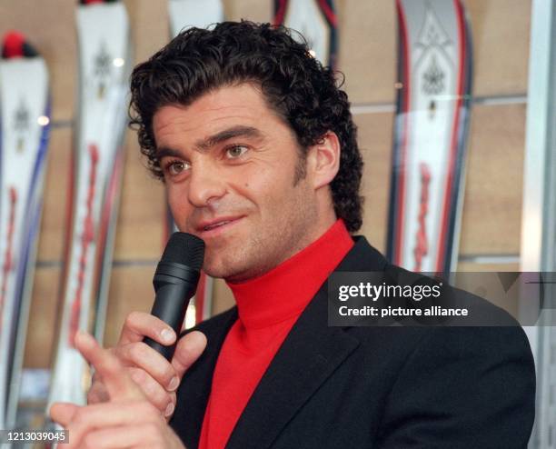 Der ehemalige italienische Ski-Rennläufer Alberto Tomba spricht am 8.2.1999 in München auf der Ispo, der Internationalen Fachmesse für Sportartikel...