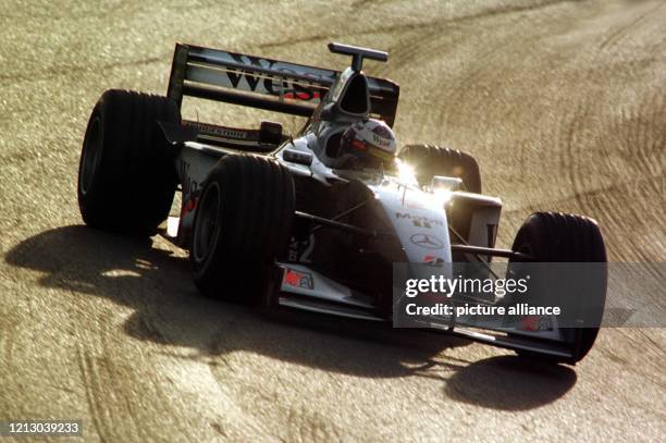 Formel 1-Pilot David Coulthard biegt ein in eine Kurve auf dem Circuit de Catalunya in Montmelo bei Barcelona. Die tiefstehende Sonne verursacht...