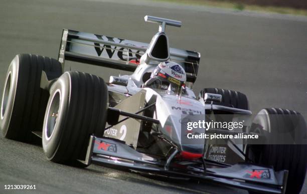Der schottische Formel 1-Pilot David Coulthard rast am 9.2.1999 im neuen McLaren-Mercedes-Rennwagen durch eine Schikane auf dem Circuit de Catalunya...