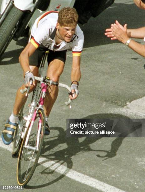 Der deutsche Radprofi Jan Ullrich vom Team Deutsche Telekom wirft am 15.7.1997 in den Pyrenäen auf dem letzten Anstieg einen Schlagschatten auf dem...