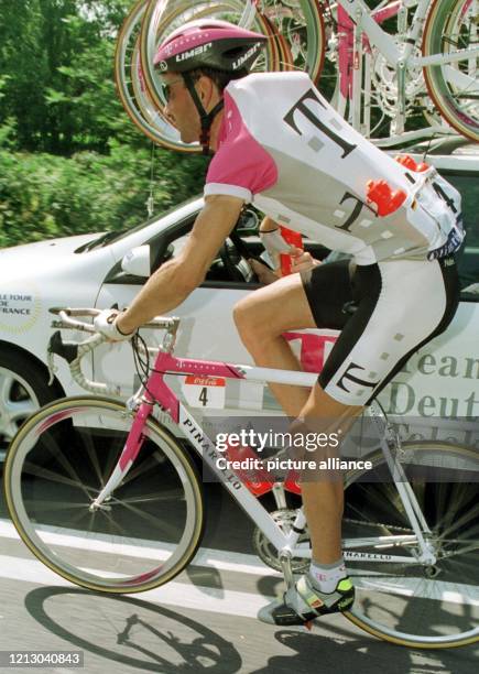 Sogar unter sein Trikot hat sich "Wasserträger" Christian Henn vom Team Deutsche Telekom am 10.7.1997 auf der 5. Etappe der Tour de France über 262...