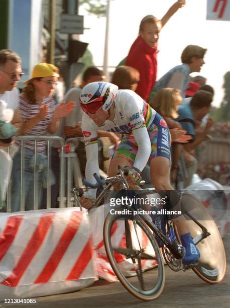 Der belgische Radprofi Laurent Roux in Aktion im Trikot des Weltmeisters am 5.7.1997 im nordfranzösischen Rouen beim 7,3-km-Zeitfahr-Prolog der 84....
