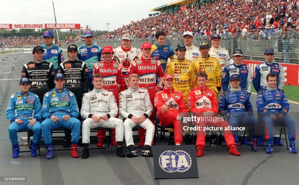 Formel 1: Gruppenbild vor dem Start in die 50. Saison