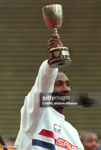 Der 37jährige Sprinter Linford Christie hält am 22.6.1997 im Münchner Olympiastadion nach dem Super League-Finale um den Leichtathletik-Europacup als...